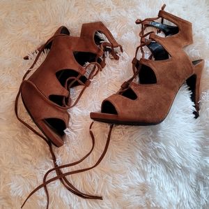 💋 3/$30 💋 Heart in D Strappy Heels